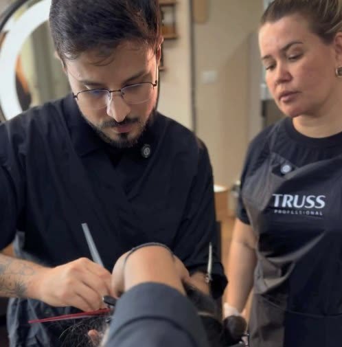 Gui Ollier ensinando técnica de mechas a uma profissional