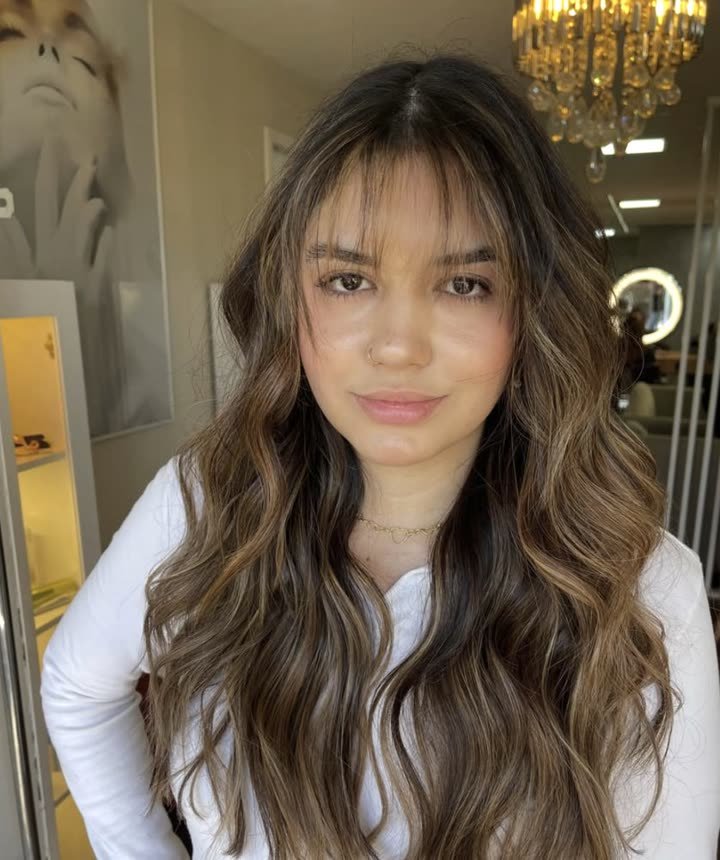 Morena iluminada com franja